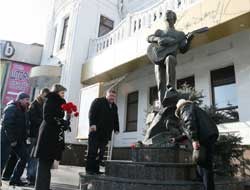 Мелитополь. К памятнику Высоцкому в день его рождения возложили цветы Мелитополь. К памятнику Высоцкому в день его рождения возложили цветы