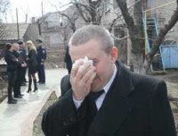 Защищая свое имущество, должник сломал нос госисполнителю Защищая свое имущество, должник сломал нос госисполнителю