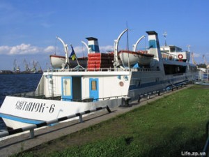 Катера остаются у причалов, а дачники - дома Катера остаются у причалов, а дачники - дома