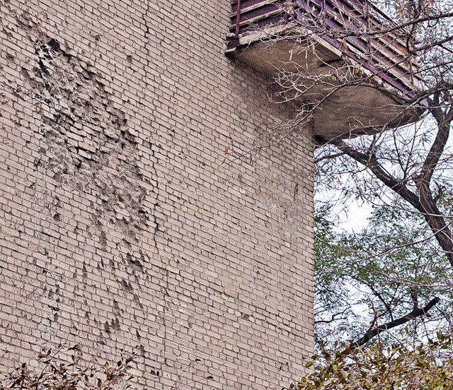 След от немецкого минометного снаряда. Проспект Металлургов,19. Запорожье