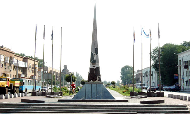 Стела Запорожье-промышленное. Запорожцы называют его «памятником погибшему туалету»